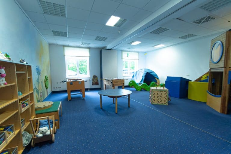 Spielzimmer 13 scaled 1 768x512